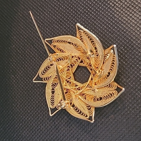 VINTAGE Filigree Leaf Wreath Brooch, Gold Tone, Dainty - Picture 4 of 8